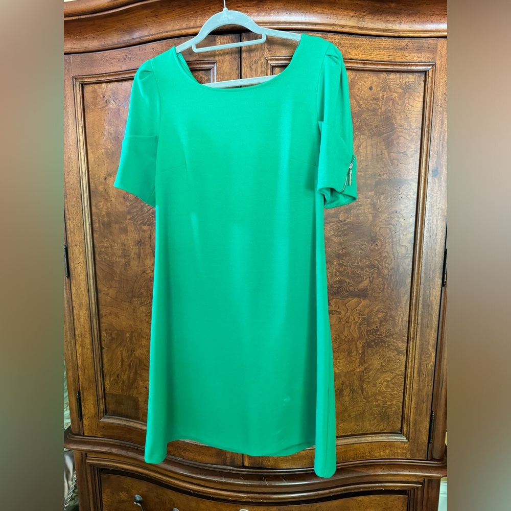 Pictures don’t do this just.  The color is a gorgeous Kelly green
